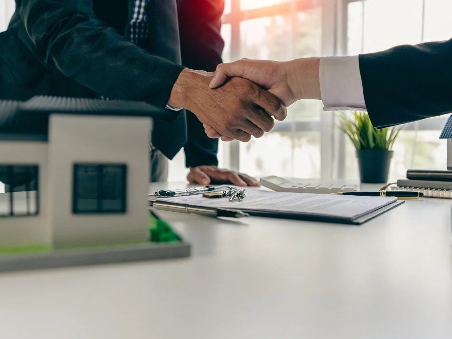 What is the difference between property dealer and real estate investor f